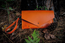 Load image into Gallery viewer, Envelope Clutch - English Bridle - Wrist Strap